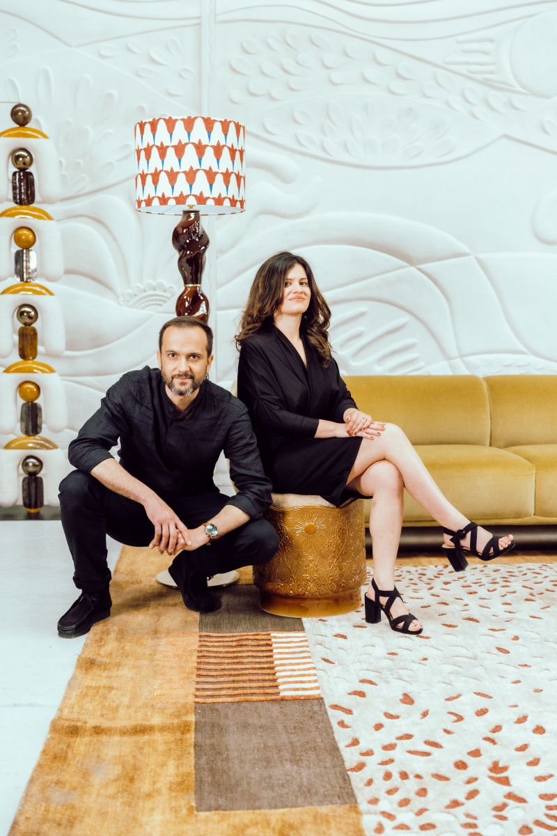 ombre-dor-céramique-salon-révélations-tabouret-visconti-lampadaire-casadio-porcelaine-caroline-andréoni-la-maison-photographe-saint-ambroise