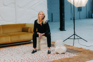 adeline-delesalle-salon-révélations-vase-bout-de-canapé-tabouret-table-basse-grès-chamotte-strate-mille-caroline-andréoni-la-maison-photographe-saint-ambroise