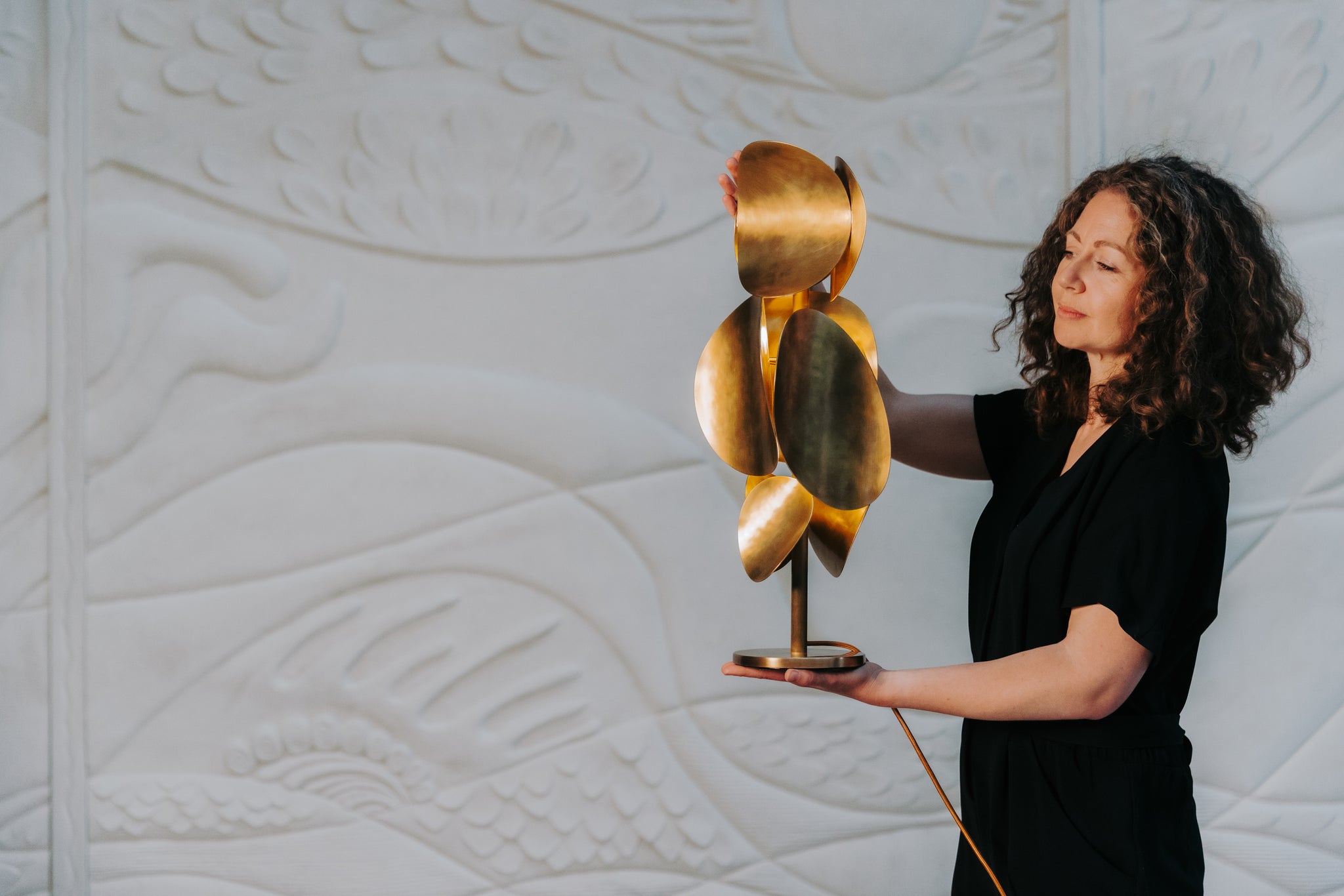 laura-atelier-demichelis-salon-révélations-lampe-à-poser-bronze-pétale-luminaire-lampe-echo-caroline-andréoni-la-maison-photographe-saint-ambroise