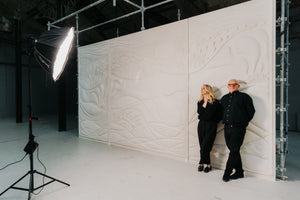 fresque-staff-espace-volumes-salon-révélations-vase-bout-de-canapé-tabouret-table-basse-grès-chamotte-strate-mille-caroline-andréoni-la-maison-photographe-saint-ambroise