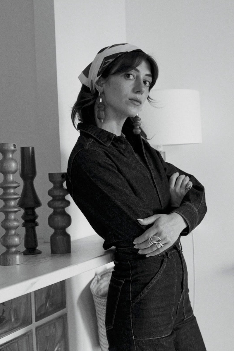 Photo portrait de la créatrice Romie Objetti. Fille