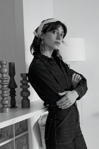 Photo portrait de la créatrice Romie Objetti. Fille