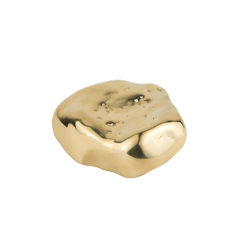 Le bouton de meubles Stone, en forme de galet, en laiton est fabriqué à la main selon la technologie de moulage traditionnel en Pologne, par des artisans expérimentés.  Tel un bijou, il décorera vos petits tiroirs ou armoires de la chambre, du salon, de la salle de bain ou de la cuisine.