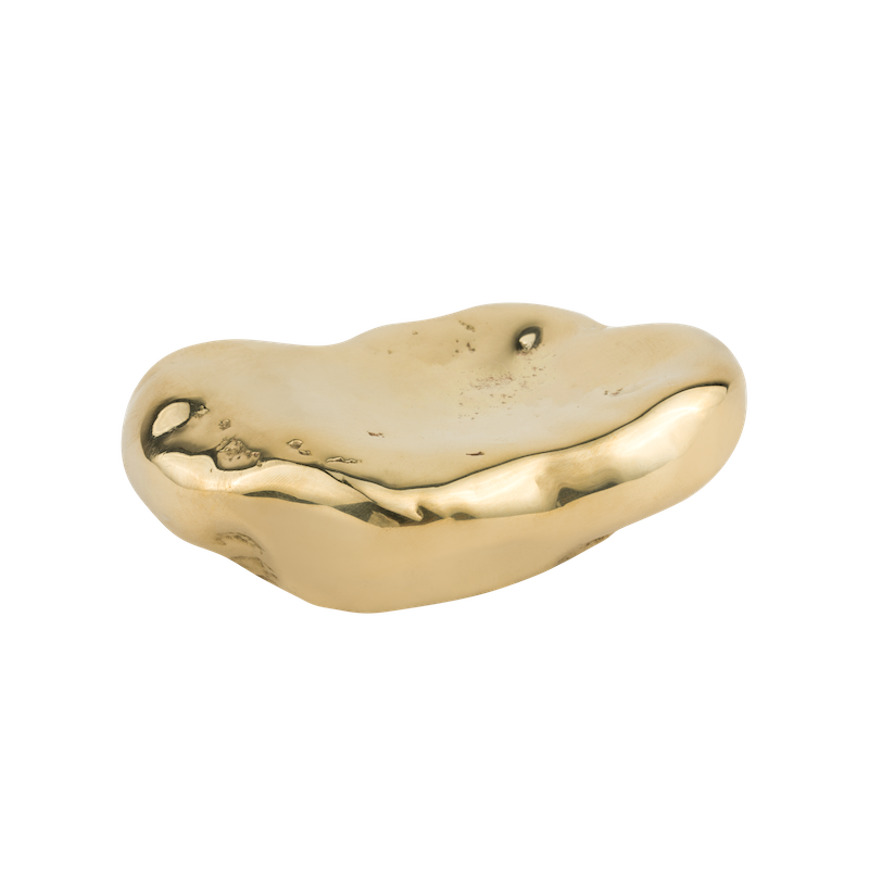 Le bouton de meubles Stone, en forme de galet, en laiton est fabriqué à la main selon la technologie de moulage traditionnel en Pologne, par des artisans expérimentés.  Tel un bijou, il décorera vos petits tiroirs ou armoires de la chambre, du salon, de la salle de bain ou de la cuisine.