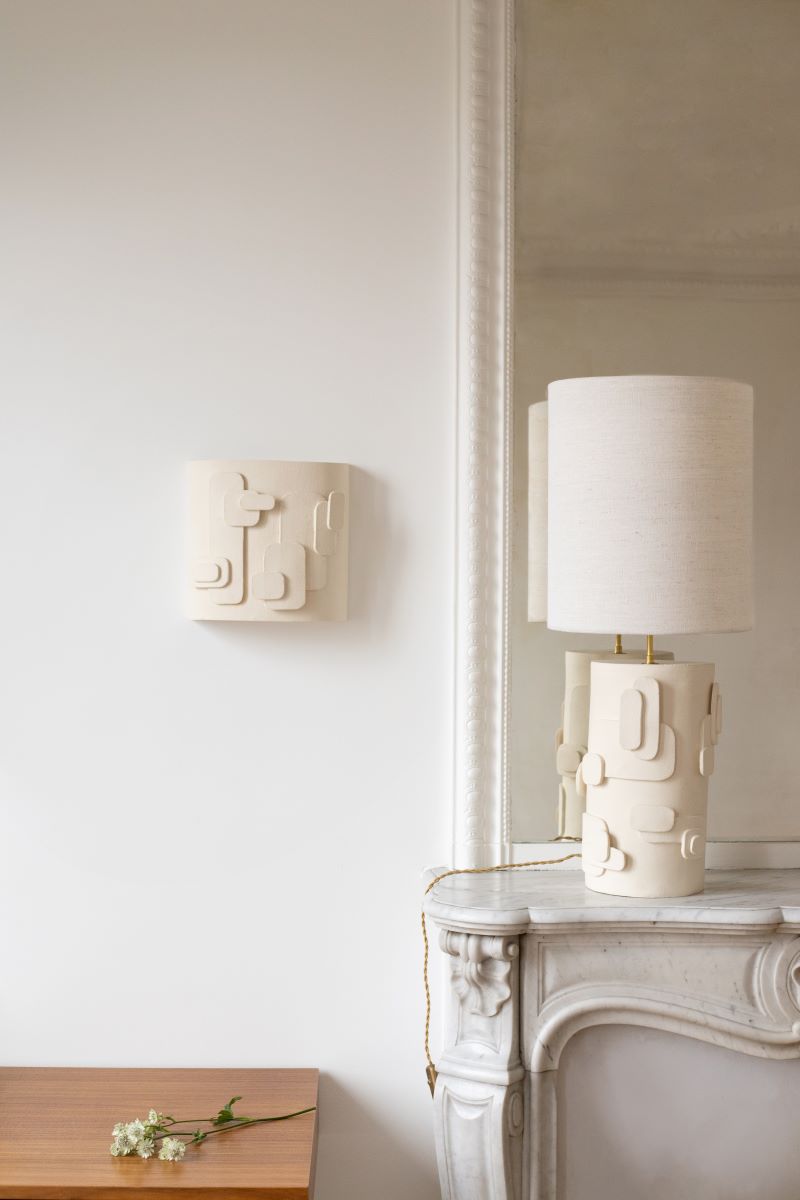 La lampe Cactus en exclusivité chez Caroline Andréoni La Maison, est directement inspirée des esquisses de la créatrice Adeline Delesalle. Cette lampe à poser joue sur des formes en relief évoquant des représentations abstraites de cactus. La profondeur du pied s'associe à un jeu subtil d'ombres et de lumières créé par l'abat-jour, confectionné à base de soie.