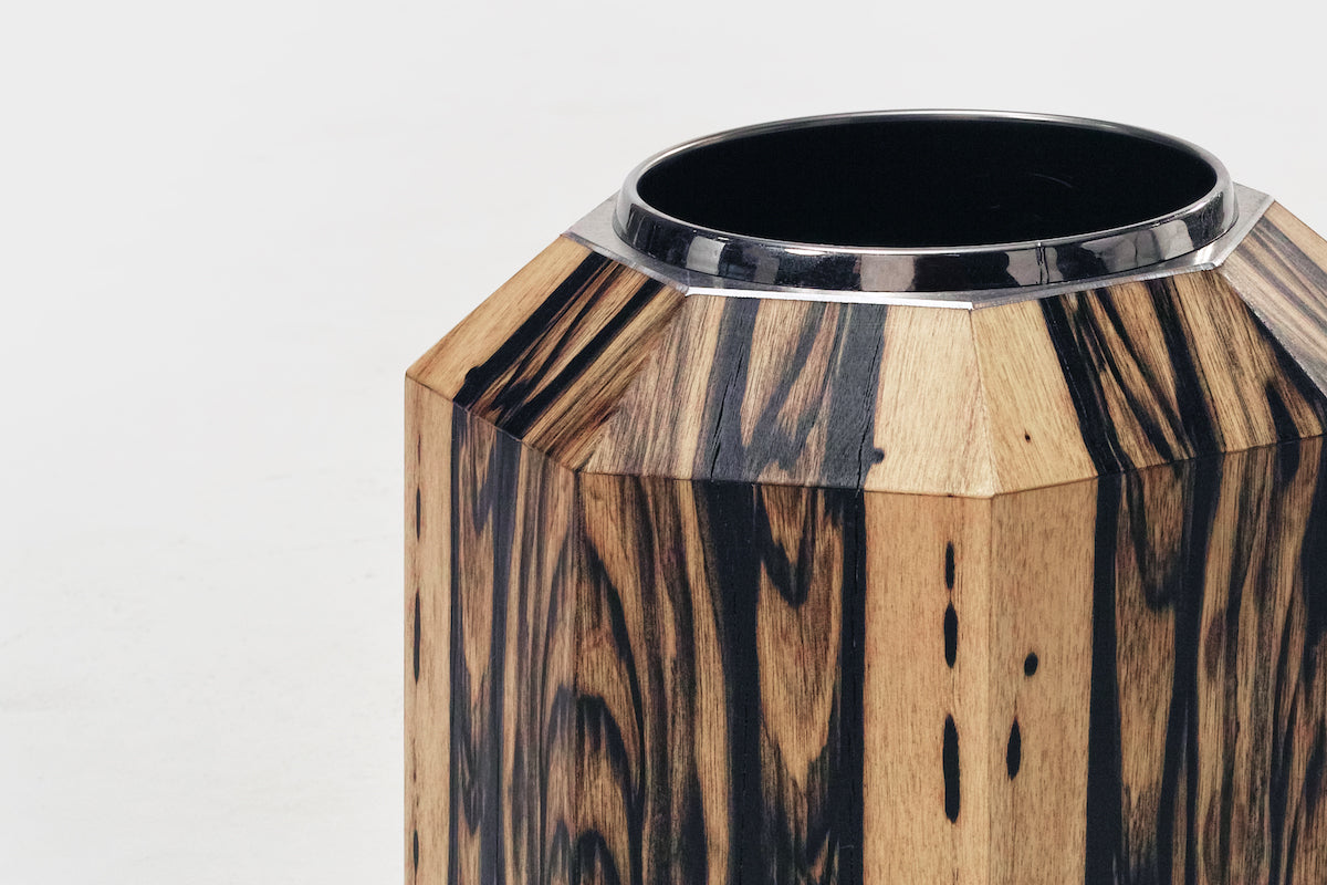 Changement climatique. Pour le champagne, la température de service joue un rôle fondamental sur la perception des arômes. L’usage veut que pour une dégustation parfaite, sous 20 mins, le seau doit contenir 30 à 50% de glace et le reste en eau. Pendant ce laps de temps, Hervet Manufacturier s’engage à refléter l’élégance d’une bouteille pour exalter le rituel de célébration et souligner les arômes à la dégustation.&nbsp;