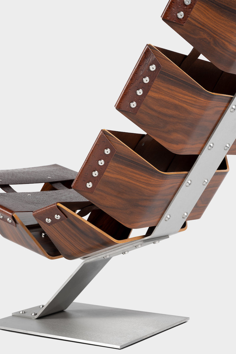 Aux commandes de votre vaisseau spatial, oubliez la gravité. Ce design futuriste allié à des techniques de fabrication et d’assemblage des différentes pièces confèrent à l’Actarus une singularité et un confort absolu.  Réalisés à la main en cuir pleine fleur, Palissandre Dos Santos et inox brossé, les éléments de l’assise, tous d’une extrême mobilité, se tendent, se tournent et se plient, pour épouser le corps et lui offrir une sensation d’apesanteur.