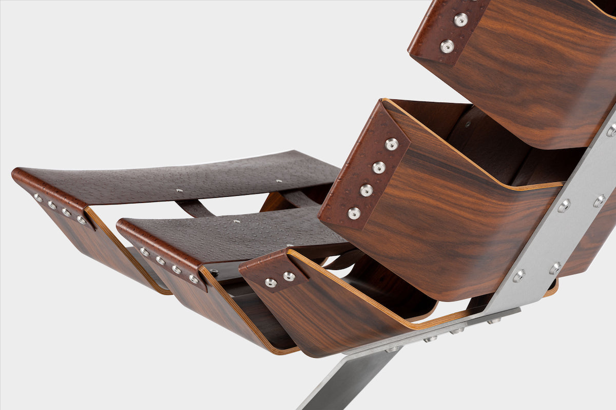 Aux commandes de votre vaisseau spatial, oubliez la gravité. Ce design futuriste allié à des techniques de fabrication et d’assemblage des différentes pièces confèrent à l’Actarus une singularité et un confort absolu.  Réalisés à la main en cuir pleine fleur, Palissandre Dos Santos et inox brossé, les éléments de l’assise, tous d’une extrême mobilité, se tendent, se tournent et se plient, pour épouser le corps et lui offrir une sensation d’apesanteur.