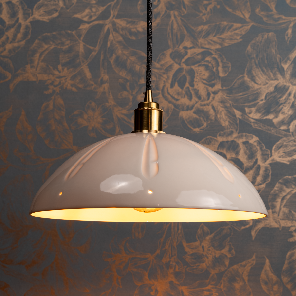 D’inspiration Art Déco, la collection Diaphanum met en valeur la transparence et la douceur de la céramique grâce à des motifs gravés à la main sur la terre crue. Cette magnifique suspension de la gamme “Plume” s'intégrera parfaitement au-dessus de votre table, dans votre bureau, votre cuisine ou votre salon. Elle illuminera votre espace avec une certaine magie, les ornementations prenant vie grâce à la transparence propre à la porcelaine.