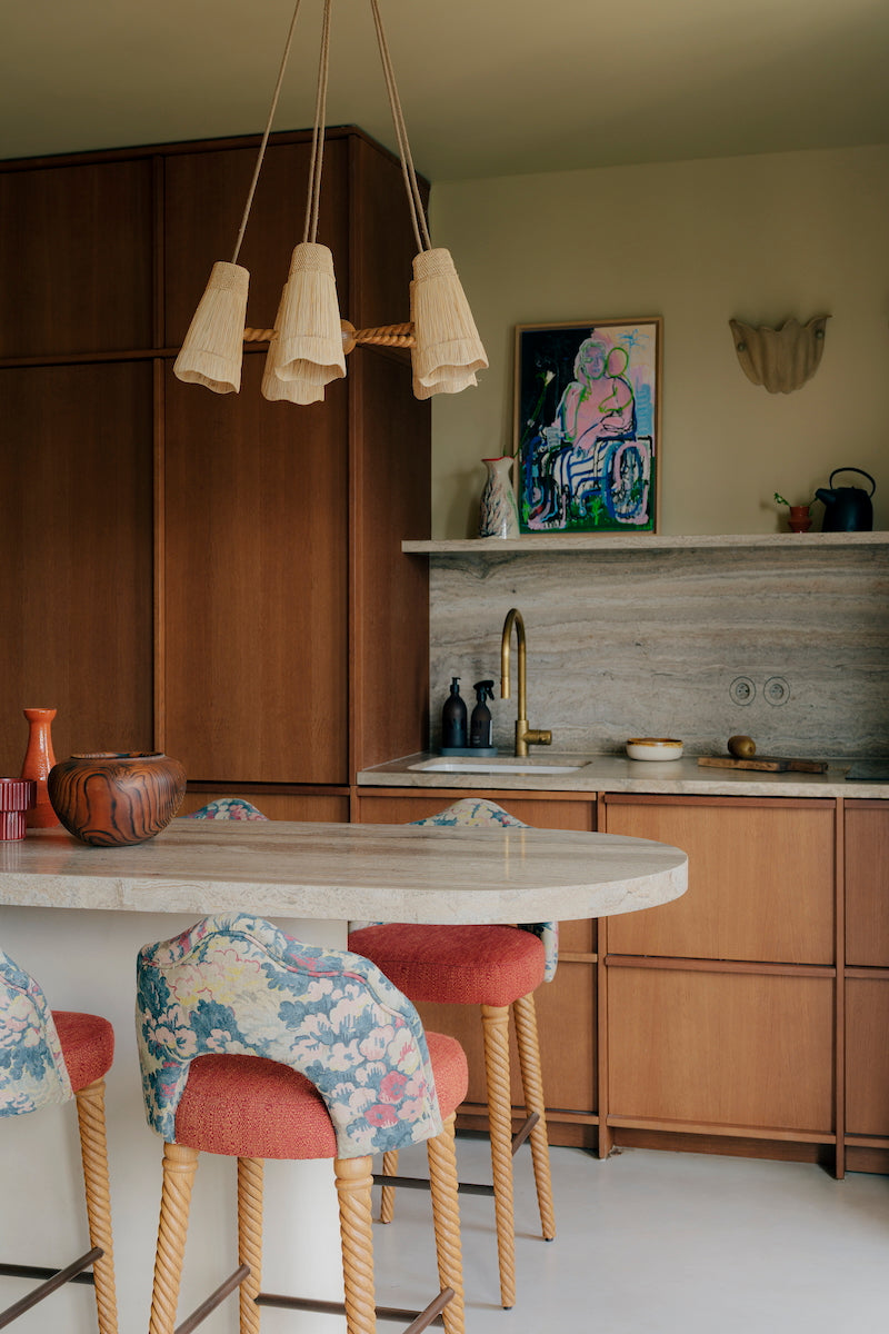 Jeu de matières et de courbes, Istan s’impose comme une suspension sculpturale, réalisée en raphia et bois tressé. Sa structure en spirale évoque à la fois le mouvement des vagues et les rayons du soleil, offrant un équilibre subtil entre naturel et raffinement.

Imaginée par Caroline Andréoni pour le projet Marbella, Istan diffuse une lumière douce et tamisée qui sublime chaque espace. Esprit maison de campagne, souffle d’été ou touche chaleureuse pour un appartement parisien.