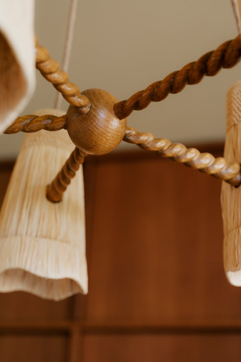 Jeu de matières et de courbes, Istan s’impose comme une suspension sculpturale, réalisée en raphia et bois tressé. Sa structure en spirale évoque à la fois le mouvement des vagues et les rayons du soleil, offrant un équilibre subtil entre naturel et raffinement.

Imaginée par Caroline Andréoni pour le projet Marbella, Istan diffuse une lumière douce et tamisée qui sublime chaque espace. Esprit maison de campagne, souffle d’été ou touche chaleureuse pour un appartement parisien.