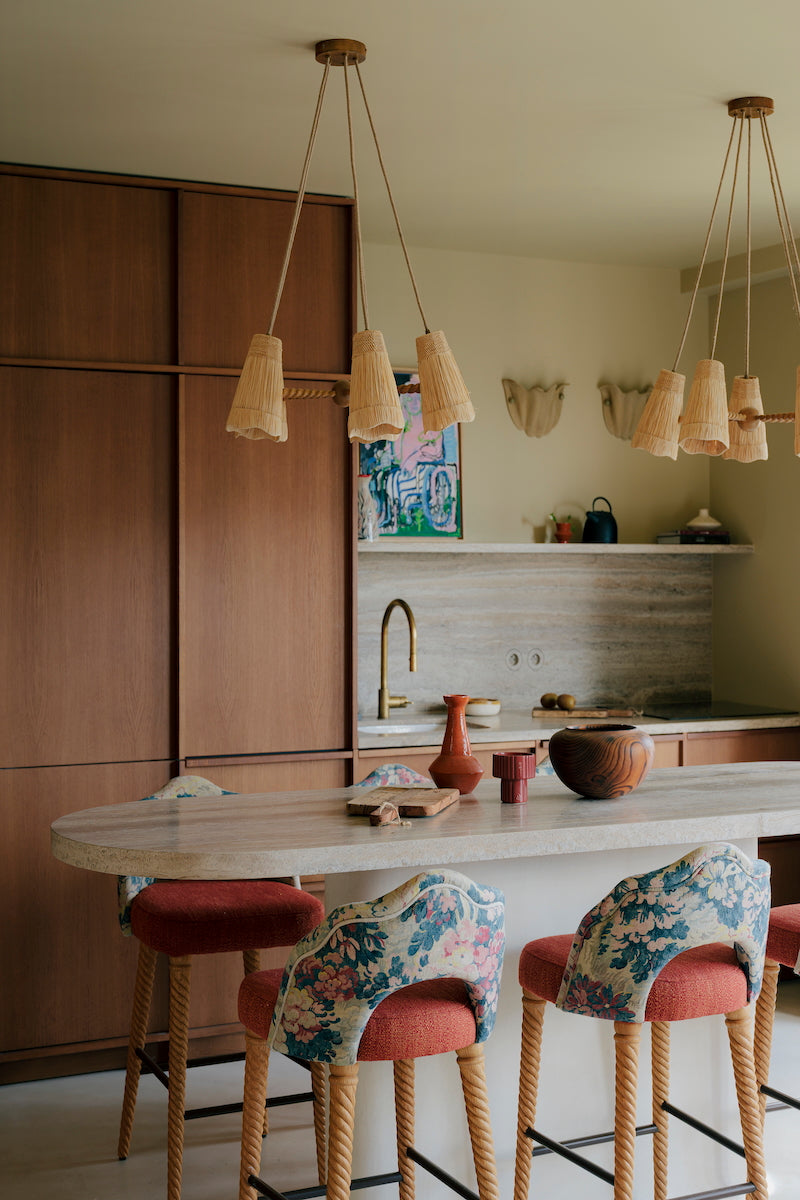 Jeu de matières et de courbes, Istan s’impose comme une suspension sculpturale, réalisée en raphia et bois tressé. Sa structure en spirale évoque à la fois le mouvement des vagues et les rayons du soleil, offrant un équilibre subtil entre naturel et raffinement.

Imaginée par Caroline Andréoni pour le projet Marbella, Istan diffuse une lumière douce et tamisée qui sublime chaque espace. Esprit maison de campagne, souffle d’été ou touche chaleureuse pour un appartement parisien.