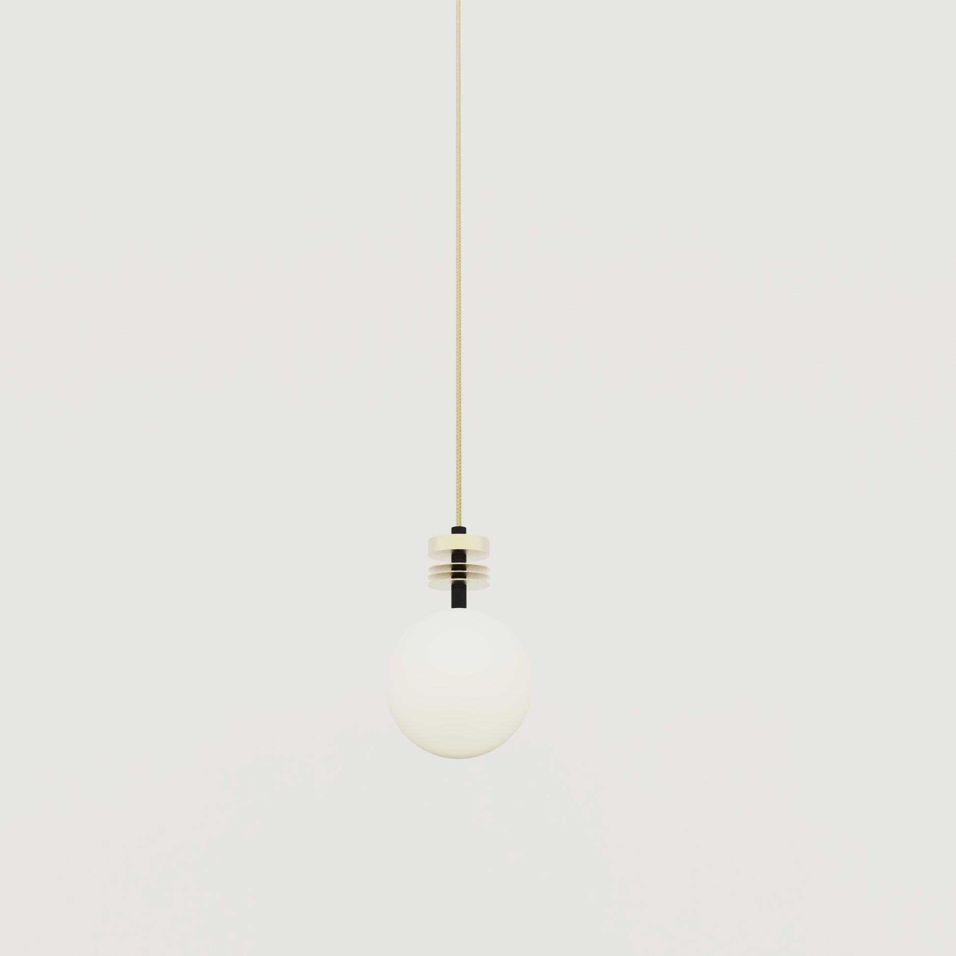 Le métal déployé est devenu la marque de fabrique reconnaissable du studio Marine Breynaert. Les abat-jours forment une dentelle régulière. La lumière vit à travers la maille, elle n'est pas figée, elle se déplace et dessine des ombres changeantes.  Ces lampes sont adaptées pour l'éclairage d'un salon, sur une étagère ou une enfilade, ou dans la chambre sur une commode. La composition des pieds de lampe et le travail des laitons rendent chaque pièce unique.