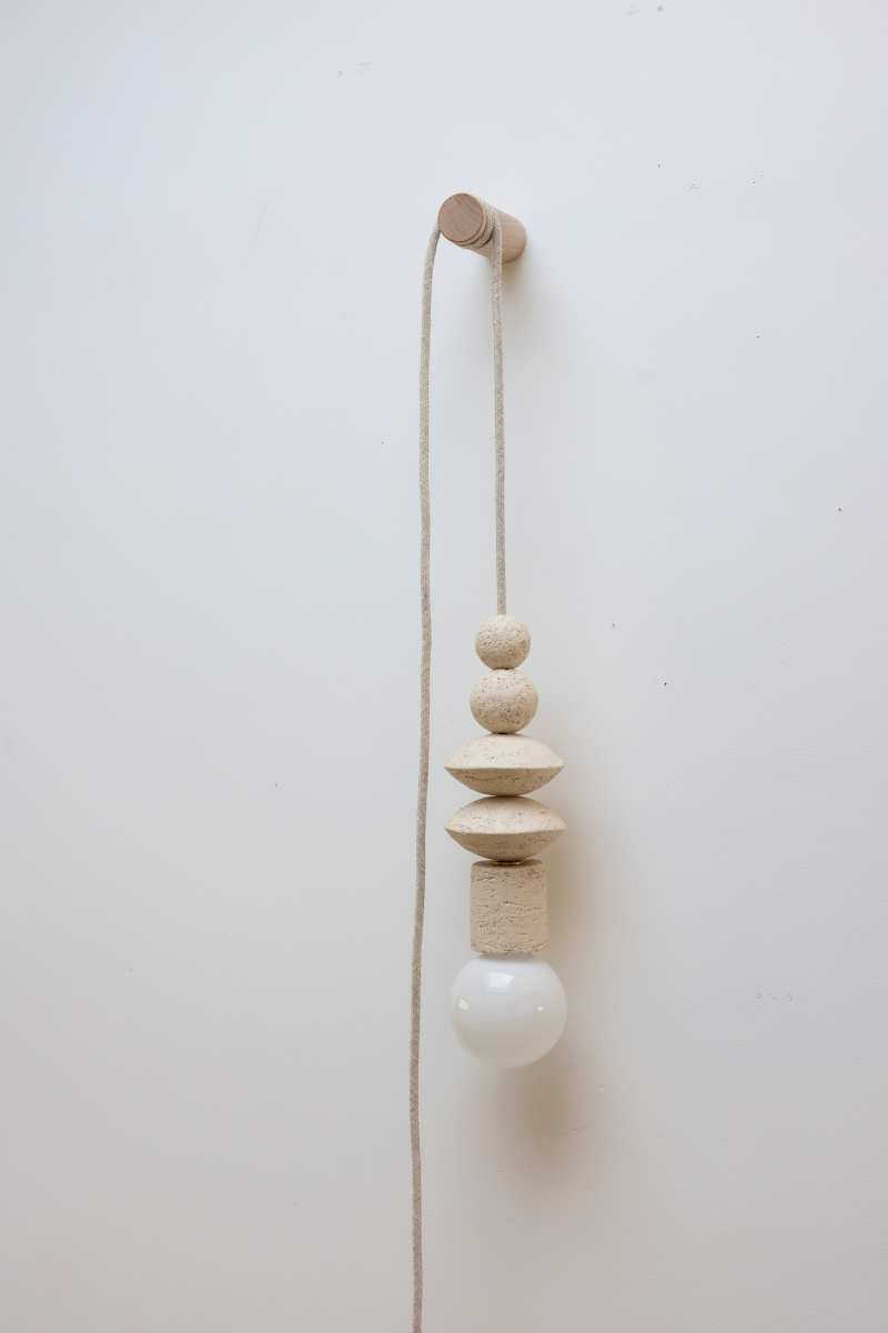 Cette suspension, au design minimaliste et aux lignes pures, s’intègre harmonieusement dans tout espace contemporain. Que ce soit de chaque côté d’un lit ou au-dessus d’une table. Les boules de la suspension Yaka, de la collection Floches proposée par Atelier HD en exclusivité pour Caroline Andréoni La Maison, sont faites à la main et enfilées sur un câble électrique beige offrant une source de lumière délicate qui sublime l'espace sans s'imposer. Ses finitions soignées en font un luminaire esthétique.