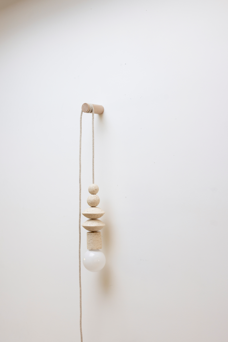 Cette suspension, au design minimaliste et aux lignes pures, s’intègre harmonieusement dans tout espace contemporain. Que ce soit de chaque côté d’un lit ou au-dessus d’une table. Les boules de la suspension Yaka, de la collection Floches proposée par Atelier HD en exclusivité pour Caroline Andréoni La Maison, sont faites à la main et enfilées sur un câble électrique beige offrant une source de lumière délicate qui sublime l'espace sans s'imposer. Ses finitions soignées en font un luminaire esthétique.