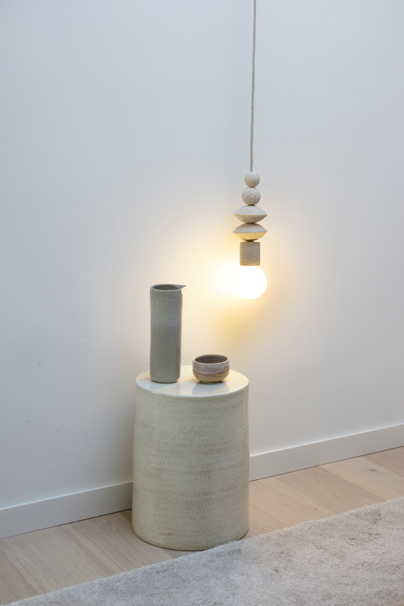 Cette suspension, au design minimaliste et aux lignes pures, s’intègre harmonieusement dans tout espace contemporain. Que ce soit de chaque côté d’un lit ou au-dessus d’une table. Les boules de la suspension Yaka, de la collection Floches proposée par Atelier HD en exclusivité pour Caroline Andréoni La Maison, sont faites à la main et enfilées sur un câble électrique beige offrant une source de lumière délicate qui sublime l'espace sans s'imposer. Ses finitions soignées en font un luminaire esthétique.