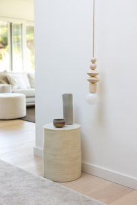 Cette suspension, au design minimaliste et aux lignes pures, s’intègre harmonieusement dans tout espace contemporain. Que ce soit de chaque côté d’un lit ou au-dessus d’une table. Les boules de la suspension Yaka, de la collection Floches proposée par Atelier HD en exclusivité pour Caroline Andréoni La Maison, sont faites à la main et enfilées sur un câble électrique beige offrant une source de lumière délicate qui sublime l'espace sans s'imposer. Ses finitions soignées en font un luminaire esthétique.