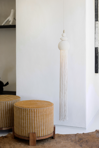 Avec son élégante rangée de cordes en coton, la suspension lumineuse Kuba, en exclusivité chez Caroline Andréoni La Maison par Atelier HD, joue sur la douceur et la légèreté. Le coton blanc ajoute une touche d’originalité tandis que la lumière se diffuse avec discrétion. Parfaite pour des intérieurs minimalistes ou épurés, elle apporte un éclairage doux et homogène, tout en ajoutant une dimension textile subtile à la décoration.