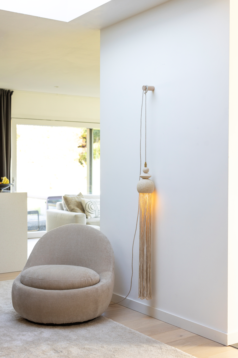 Avec son élégante rangée de cordes en coton, la suspension lumineuse Kuba, en exclusivité chez Caroline Andréoni La Maison par Atelier HD, joue sur la douceur et la légèreté. Le coton blanc ajoute une touche d’originalité tandis que la lumière se diffuse avec discrétion. Parfaite pour des intérieurs minimalistes ou épurés, elle apporte un éclairage doux et homogène, tout en ajoutant une dimension textile subtile à la décoration.