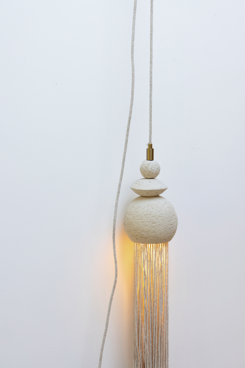 Avec son élégante rangée de cordes en coton, la suspension lumineuse Kuba, en exclusivité chez Caroline Andréoni La Maison par Atelier HD, joue sur la douceur et la légèreté. Le coton blanc ajoute une touche d’originalité tandis que la lumière se diffuse avec discrétion. Parfaite pour des intérieurs minimalistes ou épurés, elle apporte un éclairage doux et homogène, tout en ajoutant une dimension textile subtile à la décoration.