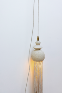 Avec son élégante rangée de cordes en coton, la suspension lumineuse Kuba, en exclusivité chez Caroline Andréoni La Maison par Atelier HD, joue sur la douceur et la légèreté. Le coton blanc ajoute une touche d’originalité tandis que la lumière se diffuse avec discrétion. Parfaite pour des intérieurs minimalistes ou épurés, elle apporte un éclairage doux et homogène, tout en ajoutant une dimension textile subtile à la décoration.