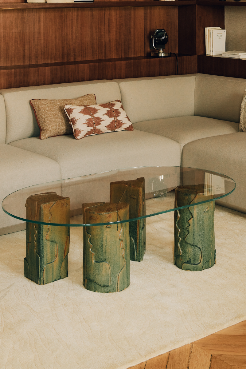 Confectionnée par Thalia Dalecky, artiste céramiste, la table basse Fiesta propose quatre pieds en grès sable sculptés représentant des visages en bas relief, émaillés de couleur vert/brun. Les pieds ne comprennent pas le plateau de verre. Un devis peut être réalisé pour en fabriquer une sur mesure : rond, carré, ovale, oblong, rectangle, demi-cercle pouvant aller jusqu'à 2 centimètres d'épaisseur. Cette demande est à ajouter aux prix des pieds de la table.