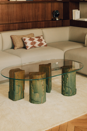 Confectionnée par Thalia Dalecky, artiste céramiste, la table basse Fiesta propose quatre pieds en grès sable sculptés représentant des visages en bas relief, émaillés de couleur vert/brun. Les pieds ne comprennent pas le plateau de verre. Un devis peut être réalisé pour en fabriquer une sur mesure : rond, carré, ovale, oblong, rectangle, demi-cercle pouvant aller jusqu'à 2 centimètres d'épaisseur. Cette demande est à ajouter aux prix des pieds de la table.