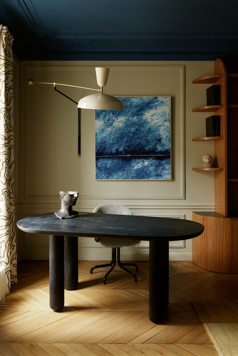 La table à dîner Maho est la première création imaginée par Caroline Andréoni. À la recherche de la table parfaite pour notre showroom, nous avons voulu un meuble intemporel et minimaliste pour l’associer facilement à tout type d'intérieur. Ses forme arrondies, ses pieds asymétriques et son imposant plateau en bois massif lui apportent un design unique.