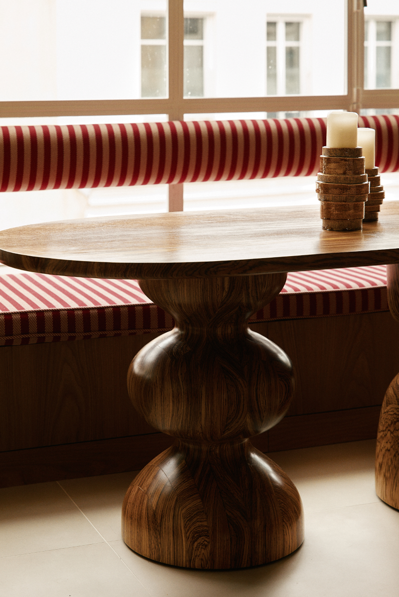 L'alliance de la forme ronde et symétrique, mêlée au motif extrêmement naturel et aléatoire du bois rend chaque création de Romie Objetti unique. Sa finition à la cire d'abeille apporte un rendu satiné et soyeux qui permet de préserver l'aspect naturel et authentique du bois, tout en le sublimant.

Proposée en exclusivité par Caroline Andréoni La Maison, la table à dîner Baya est composée de deux grands pieds singuliers reprenant les formes faisant vibrer les objettis de Alice Damiens.