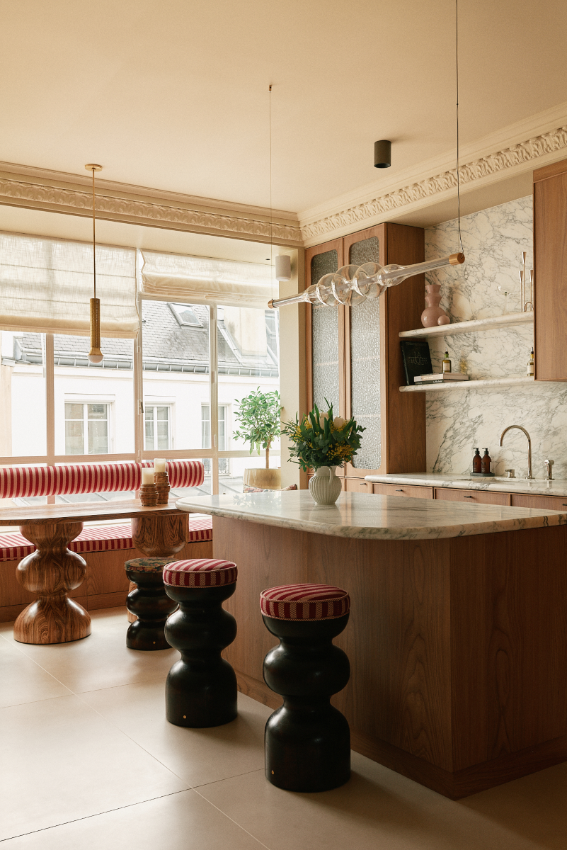 L'alliance de la forme ronde et symétrique, mêlée au motif extrêmement naturel et aléatoire du bois rend chaque création de Romie Objetti unique. Sa finition à la cire d'abeille apporte un rendu satiné et soyeux qui permet de préserver l'aspect naturel et authentique du bois, tout en le sublimant.

Proposée en exclusivité par Caroline Andréoni La Maison, la table à dîner Baya est composée de deux grands pieds singuliers reprenant les formes faisant vibrer les objettis de Alice Damiens.