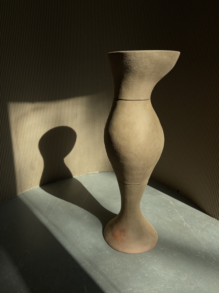 Avec ses pièces qui s'assemblent, le guéridon Sahara proposé en exclusivité chez Caroline Andréoni La Maison est un piédestal en trois parties permettant à l'artiste de jouer avec la hauteur et dépasser les limites que la taille du four lui impose. Cette pièce s'inspire d'un mélange de colonnes gréco-romaines, de sculptures que l'on voit sur des façades des beaux immeubles haussmanniens ainsi que des courbes féminines et organiques qui ne cesseront jamais d'animer les créations de Talia Dalecky.