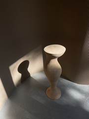 Avec ses pièces qui s'assemblent, le guéridon Sahara proposé en exclusivité chez Caroline Andréoni La Maison est un piédestal en trois parties permettant à l'artiste de jouer avec la hauteur et dépasser les limites que la taille du four lui impose. Cette pièce s'inspire d'un mélange de colonnes gréco-romaines, de sculptures que l'on voit sur des façades des beaux immeubles haussmanniens ainsi que des courbes féminines et organiques qui ne cesseront jamais d'animer les créations de Talia Dalecky.