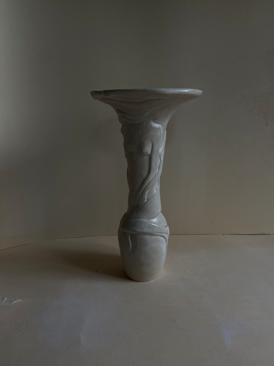 Le guéridon Sirènes proposé en exclusivité chez Caroline Andréoni La Maison est réalisée par l'artiste Thalia Dalecky. Cette petite table d'appoint présente deux femmes sculptées en bas-relief le long du pied de la table. Elle peut être posée en bout de canapé ou bien sur une étagère pour apporter de la hauteur à votre espace.