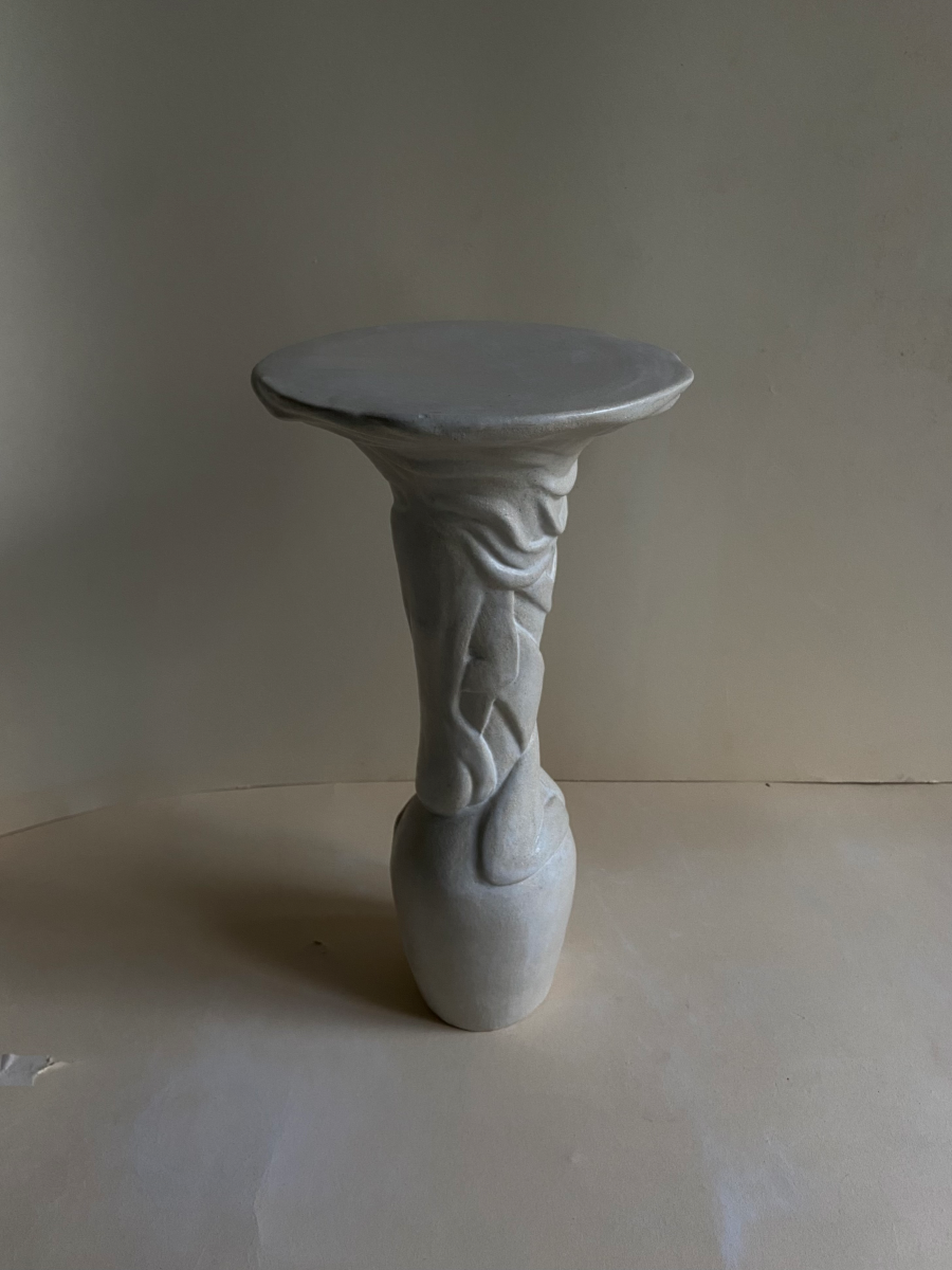 Le guéridon Sirènes proposé en exclusivité chez Caroline Andréoni La Maison est réalisée par l'artiste Thalia Dalecky. Cette petite table d'appoint présente deux femmes sculptées en bas-relief le long du pied de la table. Elle peut être posée en bout de canapé ou bien sur une étagère pour apporter de la hauteur à votre espace.