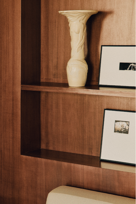 Le guéridon Sirènes proposé en exclusivité chez Caroline Andréoni La Maison est réalisée par l'artiste Thalia Dalecky. Cette petite table d'appoint présente deux femmes sculptées en bas-relief le long du pied de la table. Elle peut être posée en bout de canapé ou bien sur une étagère pour apporter de la hauteur à votre espace.