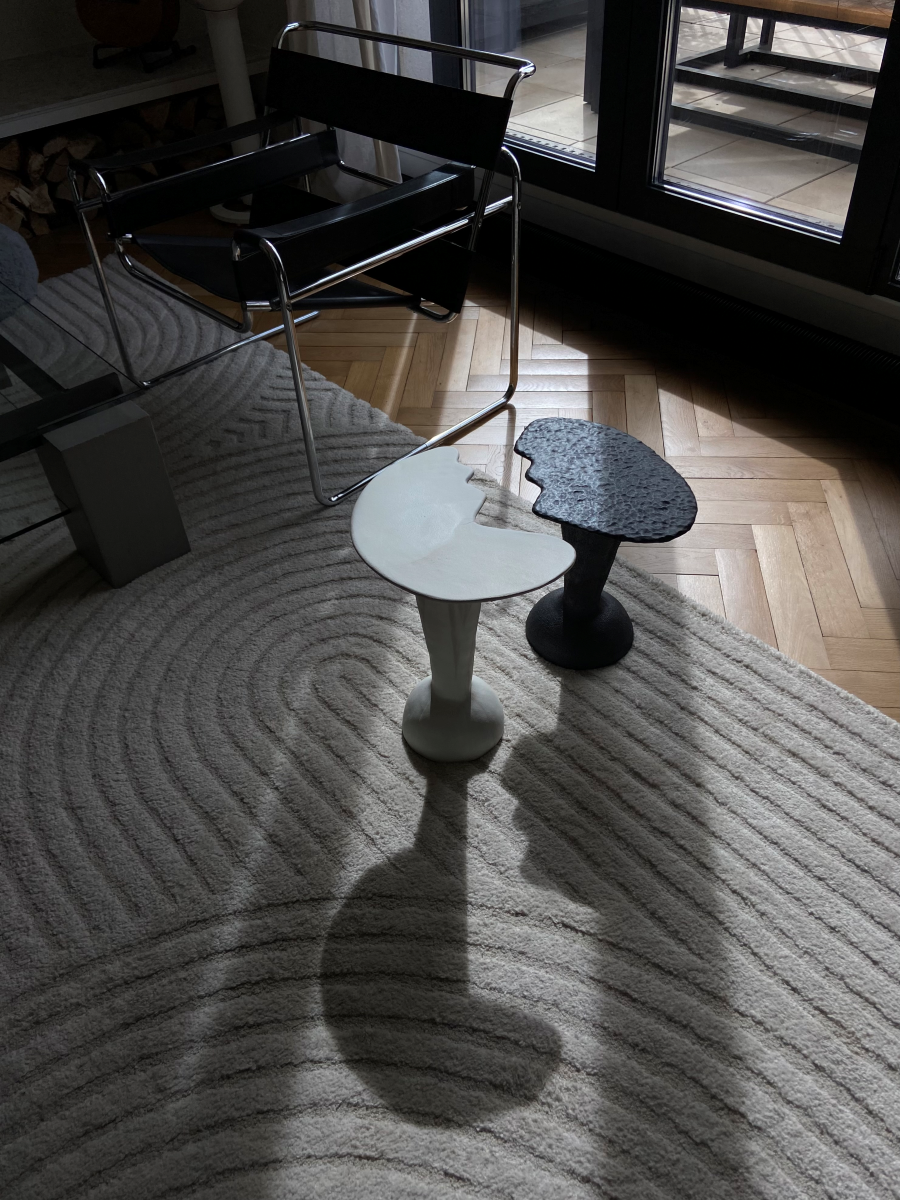 La petite table Ondulée Noire fait partie de la collection "Ondulations", une série d'œuvres et de pièces design tournant autour de la notion des vagues, du mouvement organique de l'eau, de ses formes enveloppantes et rassurantes aux textures diverses invitant au toucher. En exclusivité chez Caroline Andréoni La Maison, ce guéridon confectionné par l'artiste Thalia Dalecky va de paire avec la petite table ondulée nacré de la même collection.