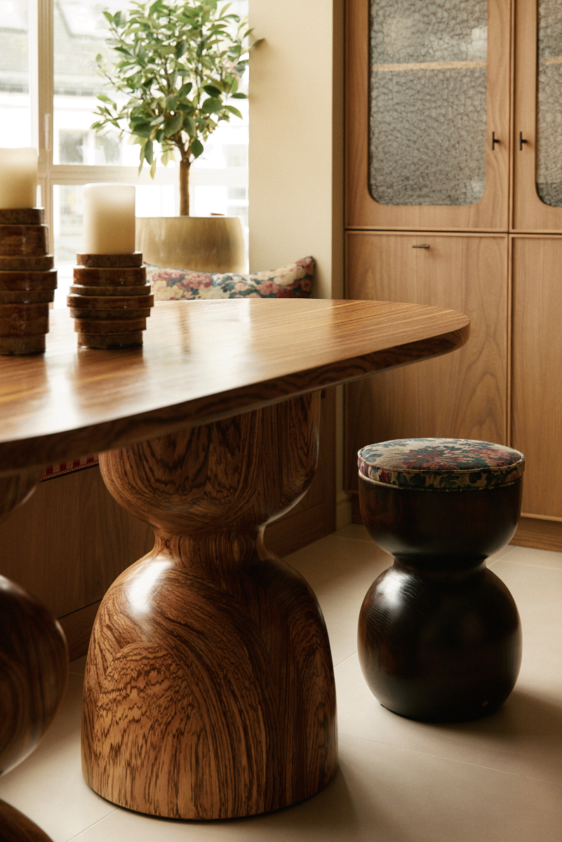 L'alliance de la forme ronde et symétrique, mêlée au motif extrêmement naturel et aléatoire du bois rend chaque création de Romie Objetti unique. En tabouret ou en bout de canapé, sa finition à la cire d'abeille apporte un rendu satiné et soyeux qui permet de préserver l'aspect naturel et authentique du bois, tout en le sublimant.

Proposée en exclusivité par Caroline Andréoni La Maison, le tabouret Yoko est revêtu par notre tissu Harlow.