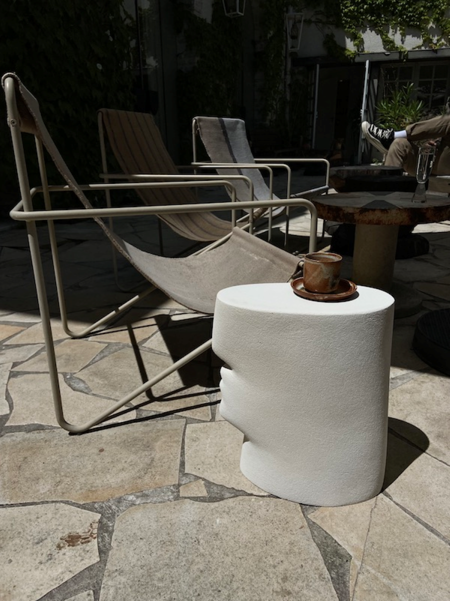 Ce bout de canapé Moaï est la représentation même des statues monumentales de l’île de Pâques, située en Polynésie Orientale. Confectionnés par l'artiste Thalia Dalecky, ces tabourets, ou guéridons, incarnent ses passions : le corps et ses représentations picturales, photographiques sou encore sculpturales. Ici, un visage est représenté.