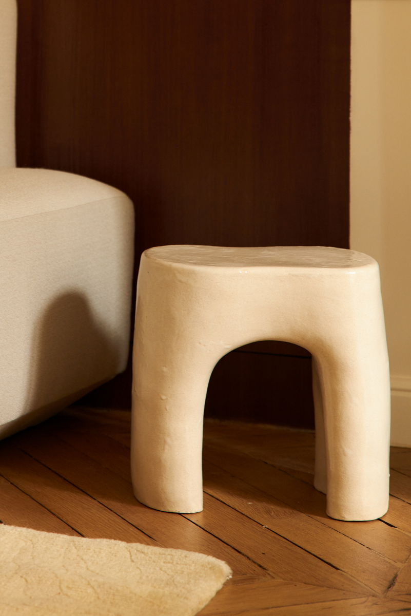 Le petit tabouret Miam Miam est réalisé par l'artiste Thalia Dalecky à l'aide de la technique du colombin combinée à celle de la plaque.