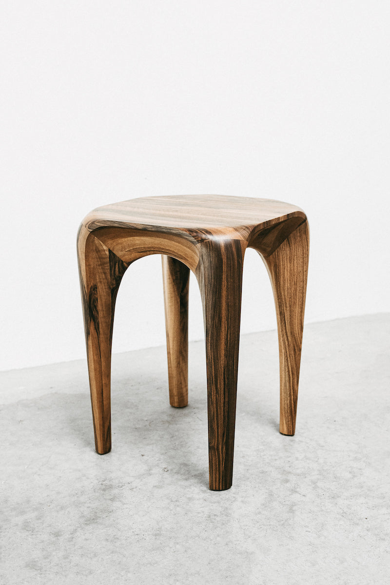 La collection Spline est à mi-chemin entre mobilier et sculpture. Elle s'éloigne des formes géométriques et rectilignes pour tendre vers des lignes naturalistes en quête de fluidité et de continuité. Les meubles sont à regarder, à toucher et à ressentir. Chaque pièce est unique, faite à la main, signée et datée. Autres dimensions et essences de bois sur demande.