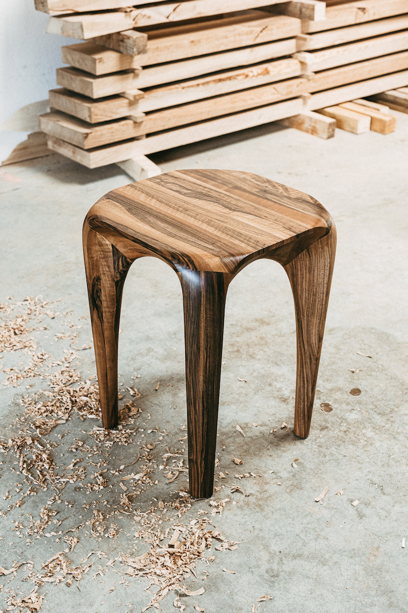 La collection Spline est à mi-chemin entre mobilier et sculpture. Elle s'éloigne des formes géométriques et rectilignes pour tendre vers des lignes naturalistes en quête de fluidité et de continuité. Les meubles sont à regarder, à toucher et à ressentir. Chaque pièce est unique, faite à la main, signée et datée. Autres dimensions et essences de bois sur demande.