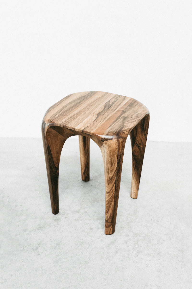 La collection Spline est à mi-chemin entre mobilier et sculpture. Elle s'éloigne des formes géométriques et rectilignes pour tendre vers des lignes naturalistes en quête de fluidité et de continuité. Les meubles sont à regarder, à toucher et à ressentir. Chaque pièce est unique, faite à la main, signée et datée. Autres dimensions et essences de bois sur demande.