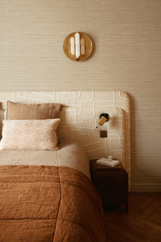 Initialement imaginée et conçue pour un des projets d'architecture d'intérieur signé par l'agence Caroline Andréoni, la tête de lit Hella est revisitée dans un plus grand format, avec des proportions généreuses pour notre collection Cienna . Nous avons sélectionné avec soin des tissus provenant de grandes maisons d'édition, tout en vous proposant également une gamme exclusive de textiles choisis avec attention, afin de créer un élément unique et raffiné pour votre intérieur.