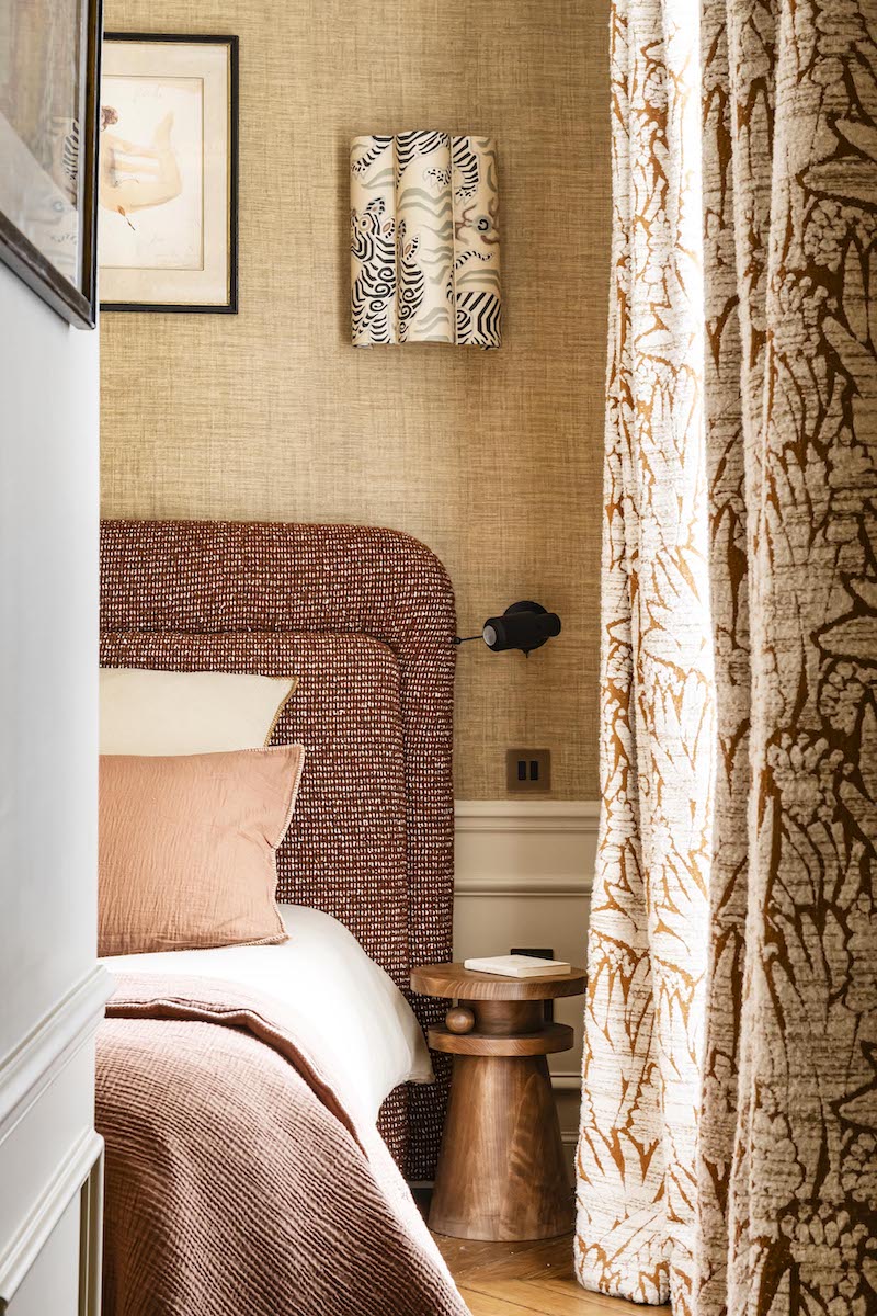 Joya est un objet de décoration nomade aux multiples usages. Tabouret, table d'appoint, bout de canapé, table de chevet, il a été conçu pour vous au quotidien selon vos envies et vos besoins suivre.   Il est décoré d'une boule sculptée entre ses deux plateaux, détail géométrique en asymétrie. Elle semble être posée délicatement, presque en mouvement : le gage d'un travail soigneux et minutieux.