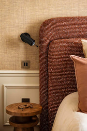 Initialement imaginée et conçue pour un des projets d'architecture d'intérieur signé par l'agence Caroline Andréoni, cette tête de lit aux lignes élégantes et aux proportions généreuses s'est naturellement imposée dans notre toute première collection. Nous avons sélectionné avec soin des tissus provenant de grandes maisons d'édition, tout en vous proposant également une gamme exclusive de textiles choisis avec attention, afin de créer un élément unique et raffiné pour votre intérieur.