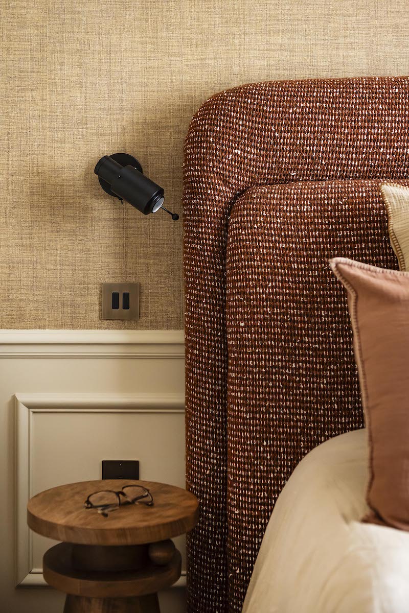 Joya est un objet de décoration nomade aux multiples usages. Tabouret, table d'appoint, bout de canapé, table de chevet, il a été conçu pour vous au quotidien selon vos envies et vos besoins suivre.   Il est décoré d'une boule sculptée entre ses deux plateaux, détail géométrique en asymétrie. Elle semble être posée délicatement, presque en mouvement : le gage d'un travail soigneux et minutieux.