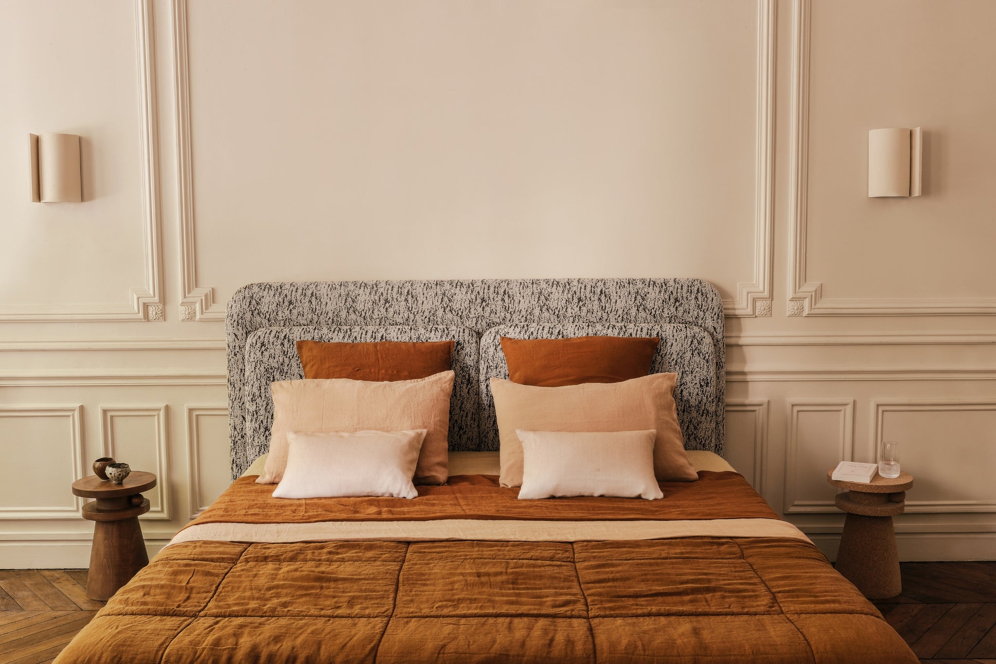 Initialement imaginée et conçue pour un des projets d'architecture d'intérieur signé par l'agence Caroline Andréoni, cette tête de lit aux lignes élégantes et aux proportions généreuses s'est naturellement imposée dans notre toute première collection. Nous avons sélectionné avec soin des tissus provenant de grandes maisons d'édition, tout en vous proposant également une gamme exclusive de textiles choisis avec attention, afin de créer un élément unique et raffiné pour votre intérieur.