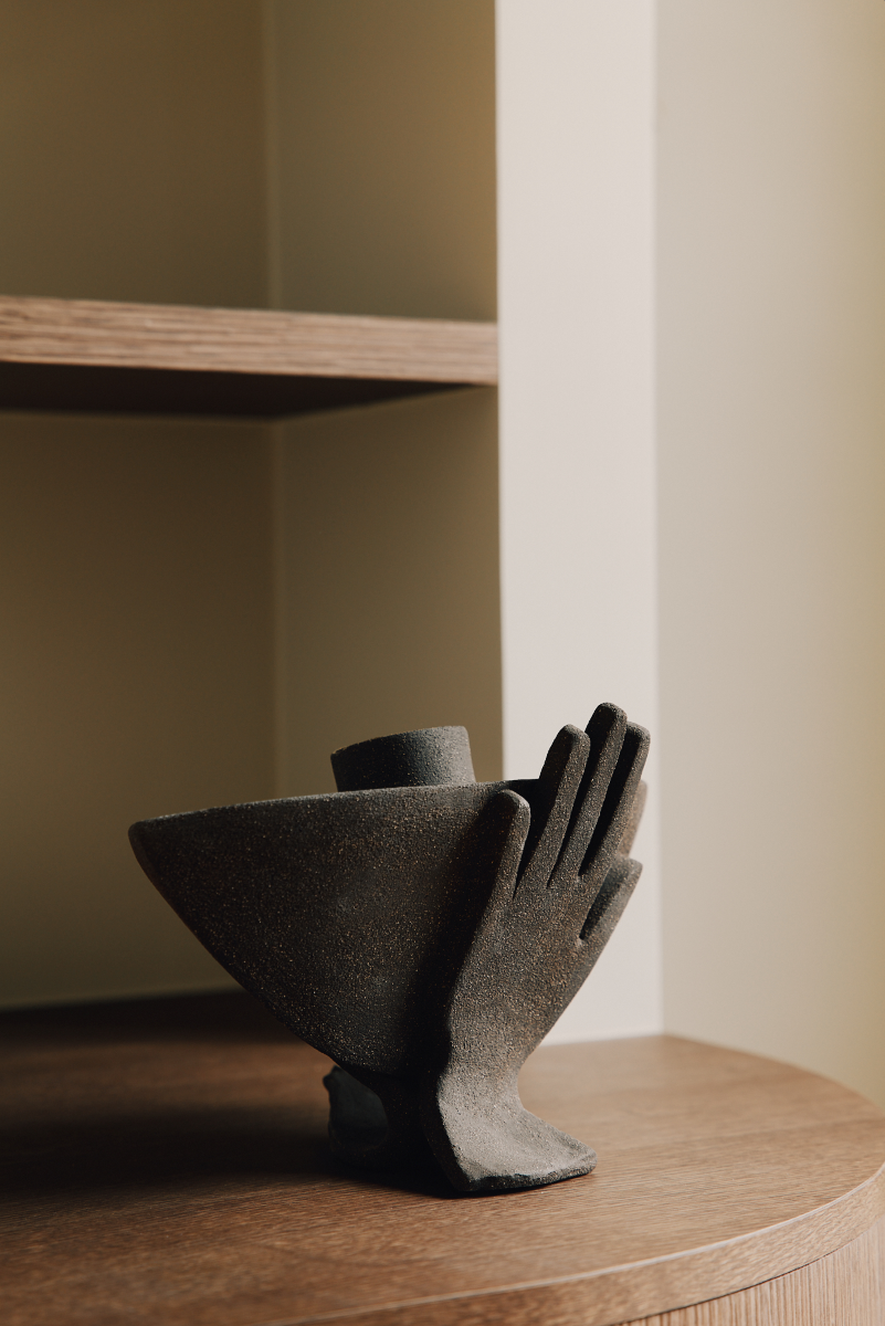 Le vase Je t'accompagne fait partie de la collection "à mains nues" évoquant la douceur, la confiance et l'amour inconditionnel. L'artiste Thalia Dalecky a voulu exprimer dans cette pièce la sensation du soutien et de consolation d'une caresse, la tendresse d'une main sur la peau, l'abandon dans l'autre jusqu'à l'acceptation de sa propre vulnérabilité . Se reposer en quelqu'un que l'on aime et baisser sa garde, se laisser porter...