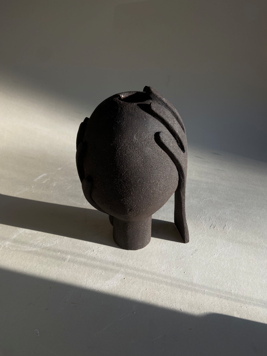 Le vase Je te protège fait partie de la collection "à mains nues" évoquant la douceur, la confiance et l'amour inconditionnel. L'artiste Thalia Dalecky a voulu exprimer dans cette pièce la sensation du soutien et de consolation d'une caresse, la tendresse d'une main sur la peau, l'abandon dans l'autre jusqu'à l'acceptation de sa propre vulnérabilité . Se reposer en quelqu'un que l'on aime et baisser sa garde, se laisser porter...