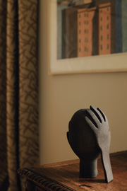 Le vase Je te protège fait partie de la collection "à mains nues" évoquant la douceur, la confiance et l'amour inconditionnel. L'artiste Thalia Dalecky a voulu exprimer dans cette pièce la sensation du soutien et de consolation d'une caresse, la tendresse d'une main sur la peau, l'abandon dans l'autre jusqu'à l'acceptation de sa propre vulnérabilité . Se reposer en quelqu'un que l'on aime et baisser sa garde, se laisser porter...